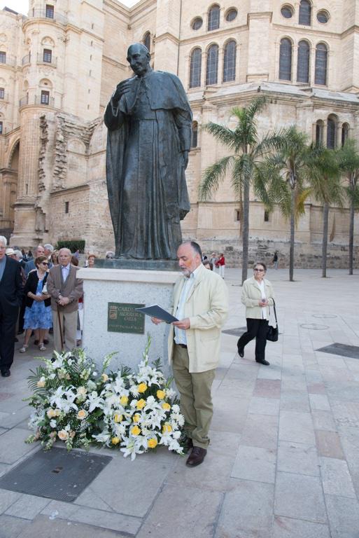 Ofrenda floral ante la estatua de D. Ángel Herrera Oria en el 50 aniversario de su muerte, en la Catedral de Málaga, el 7 de junio de 2018. F. GRIÑÁN