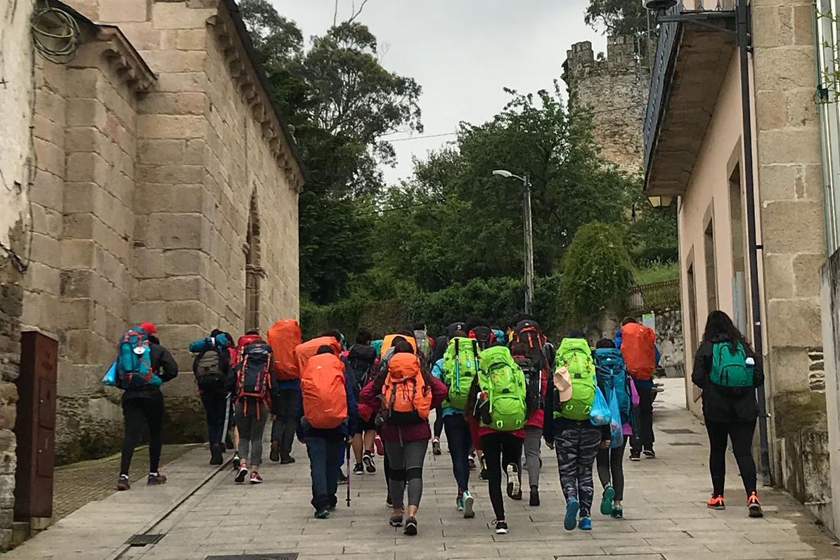 Los alumnos del Colegio San Manuel peregrinan hacia Santiago de Compostela // M. PASCUAL