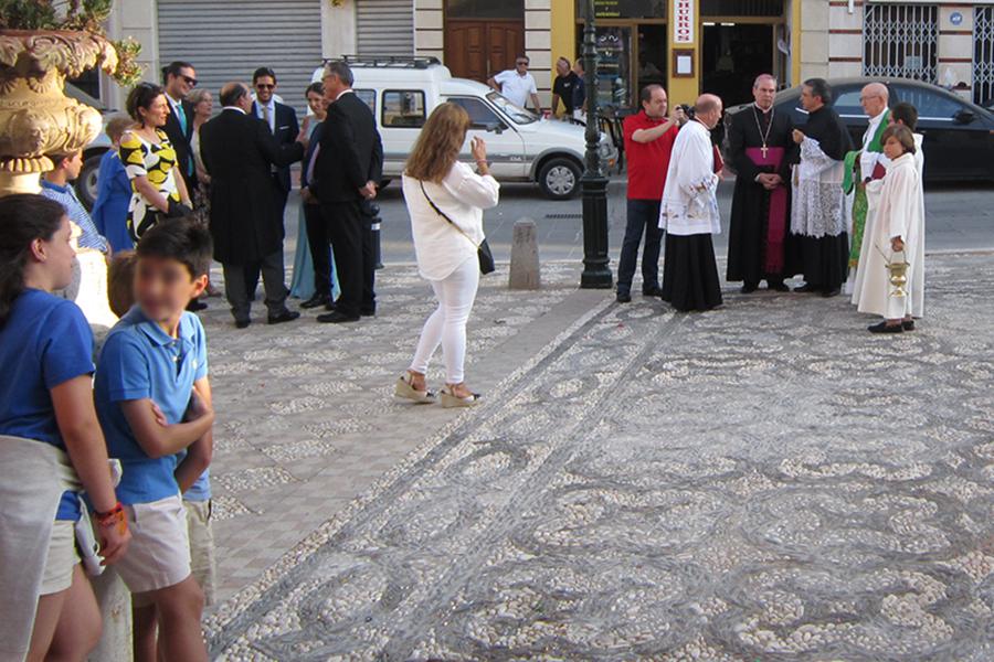 Don Jesús Catalá en su visita a Santa María del Reposo, en Campillos, para bendecir las obras