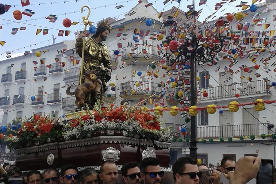 Tolox celebró su tradicional "cohetá" por San Roque