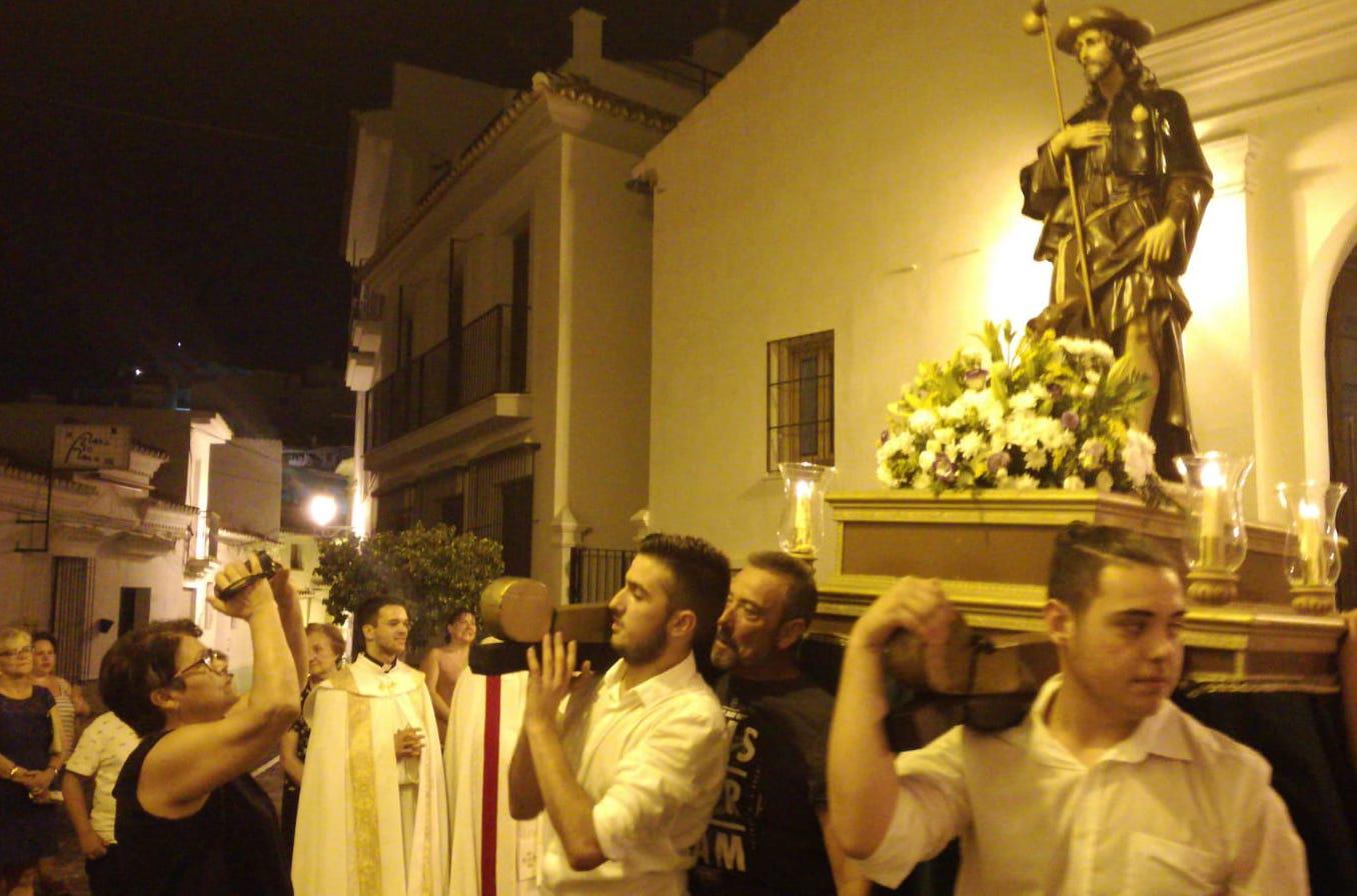 Los jóvenes de Algarrobo sacan a San Roque a la calle