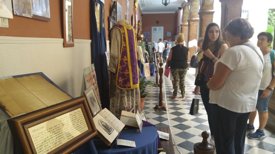 Visitantes en la exposición biográfica del Padre Arnaiz