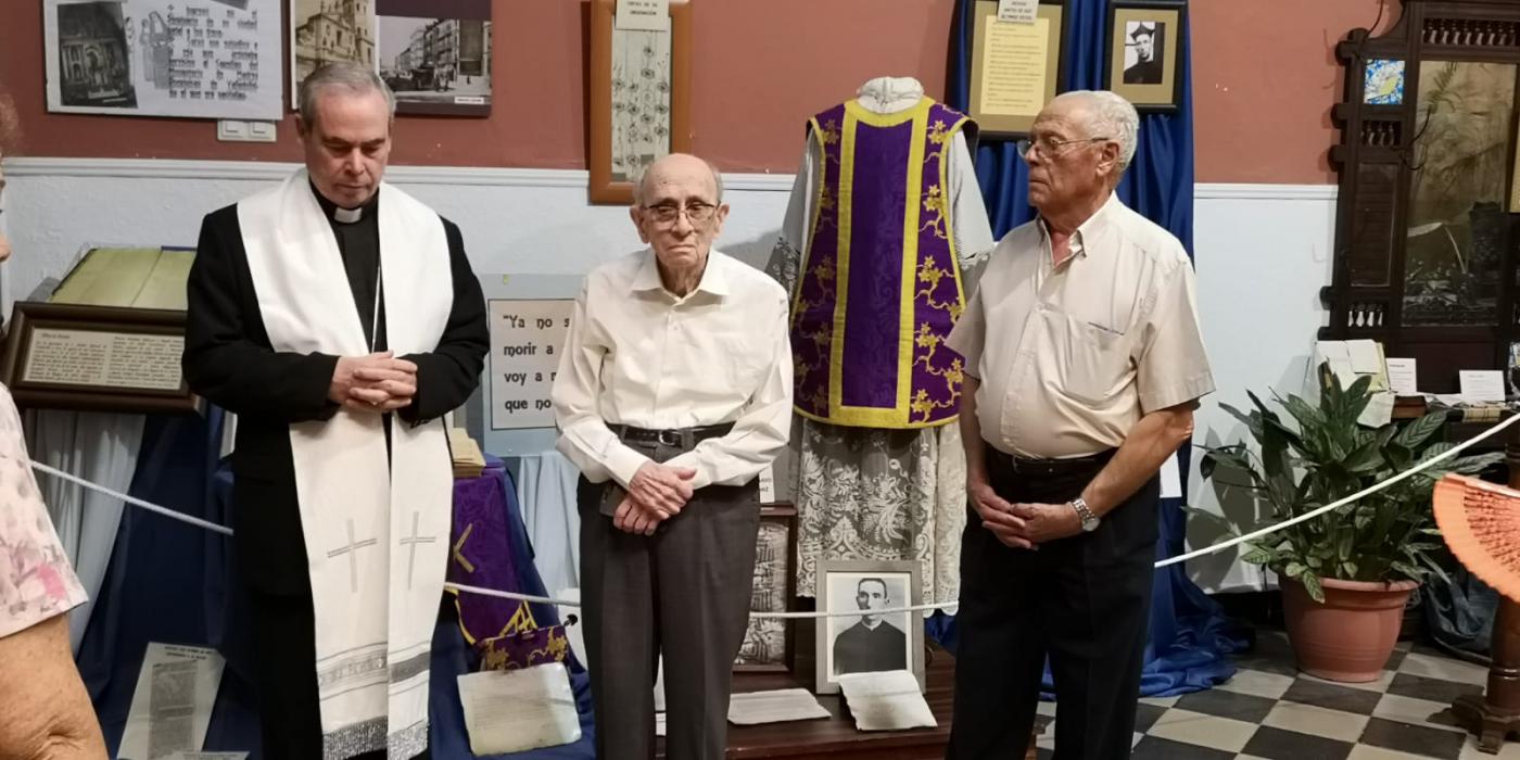 El Obispo, Jesús Catalá, con el Padre Vicente Luque, vicepostulador de la causa del Padre Arnaiz (en el centro de la foto)