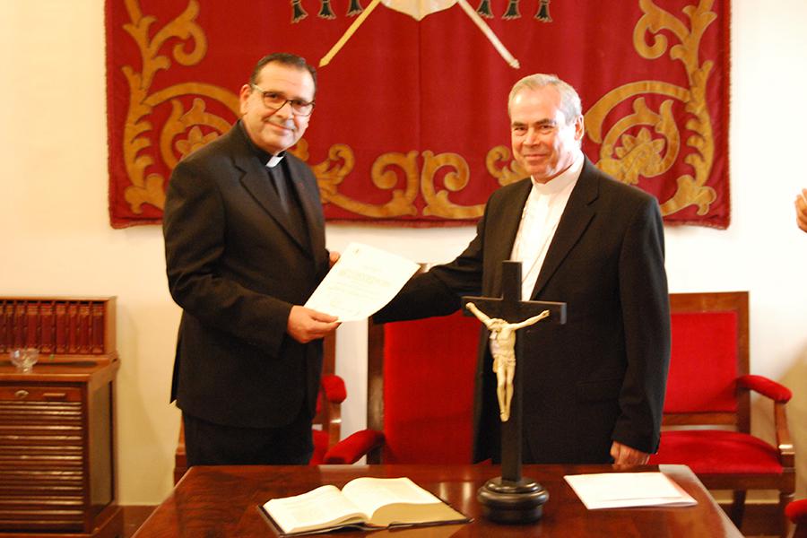 Rafael Carmona Estrada recibe el nombramiento como ecónomo diocesano de manos de Don Jesús Catalá, obispo de Málaga