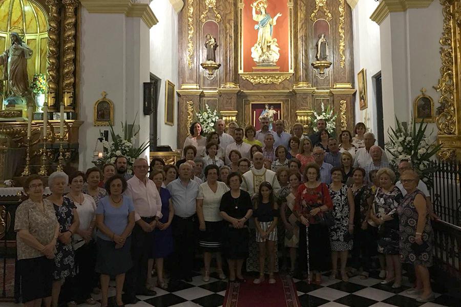 La comunidad de Almogía junto al que hasta ahora ha sido su párroco, Francisco Aurioles. 