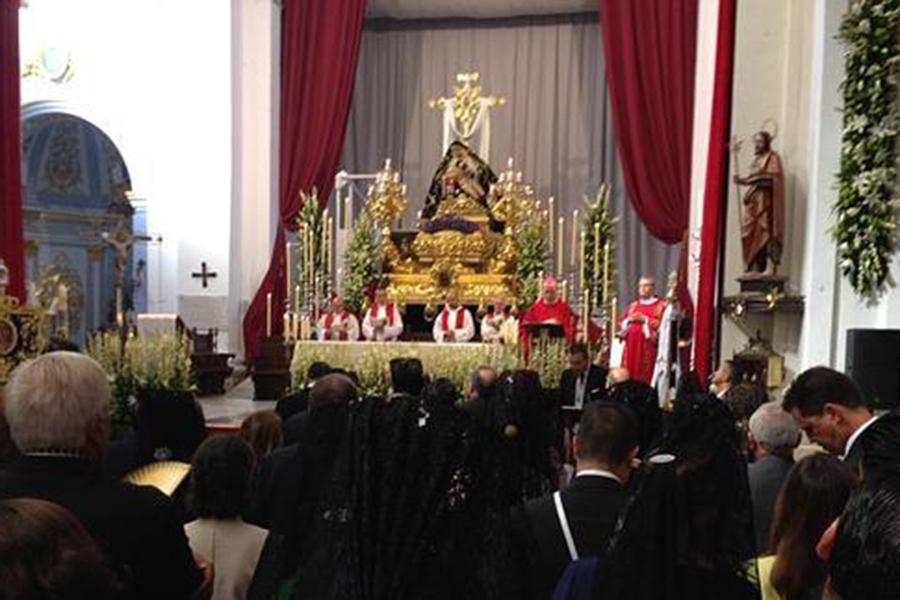Entrega de la medalla de oro de la ciudad de Vélez-Málaga a la imagen de Nuestra Señora de las Angustias (Parroquia de San Juan Bautista-Vélez Málaga)