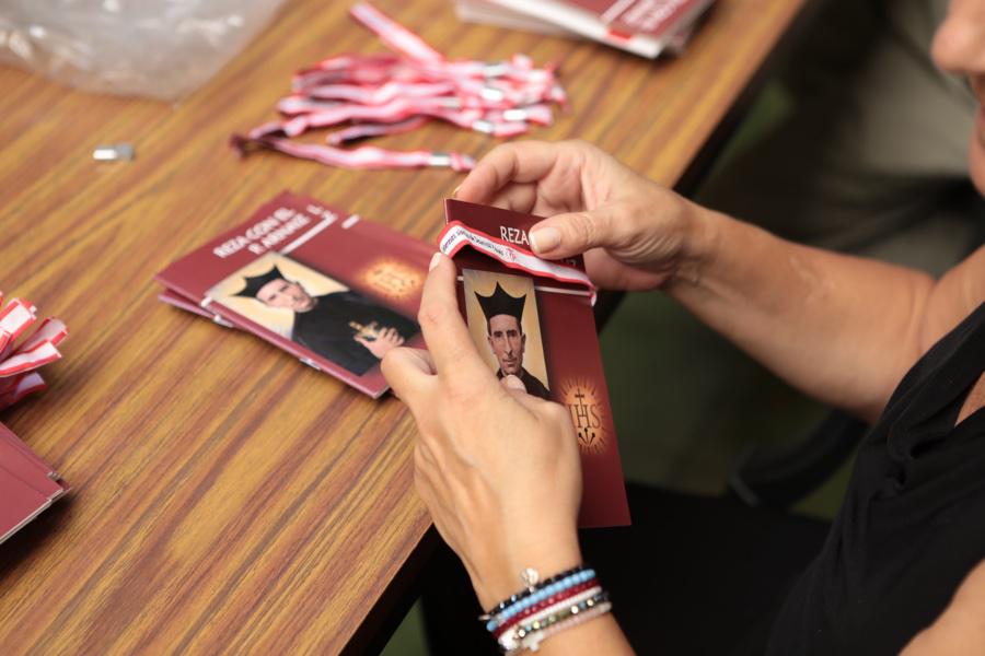 Los voluntarios del Padre Arnaiz preparan 10.000 mochilas