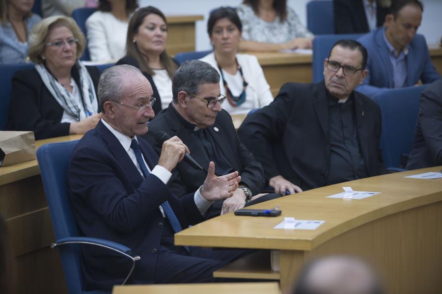 Momento de la conferencia del Obispo de Málaga, Jesús Catalá, en el Instituto Internacional San Telmo