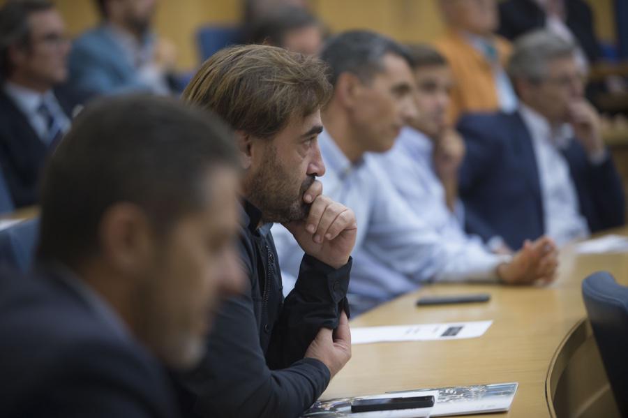 Momento de la conferencia del Obispo de Málaga, Jesús Catalá, en el Instituto Internacional San Telmo