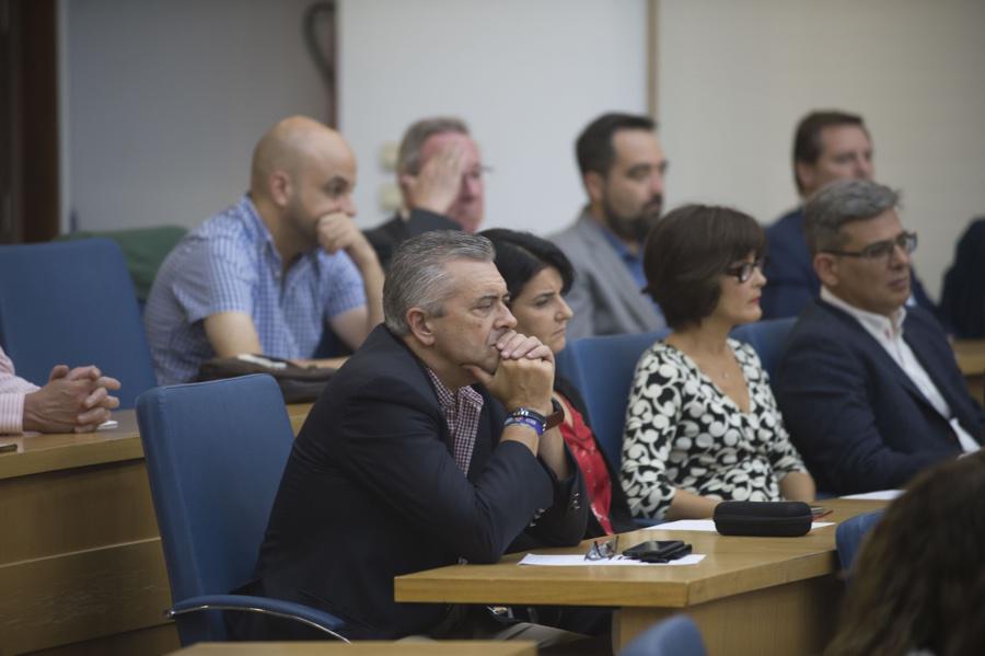 Momento de la conferencia del Obispo de Málaga, Jesús Catalá, en el Instituto Internacional San Telmo