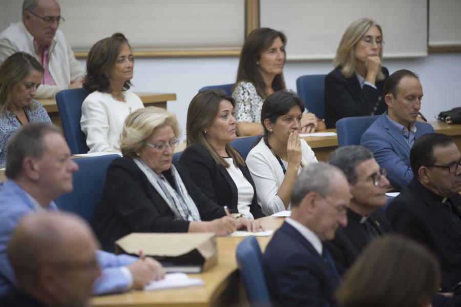 Momento de la conferencia del Obispo de Málaga, Jesús Catalá, en el Instituto Internacional San Telmo