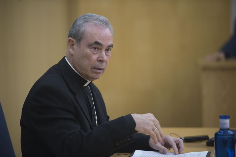 Momento de la conferencia del Obispo de Málaga, Jesús Catalá, en el Instituto Internacional San Telmo