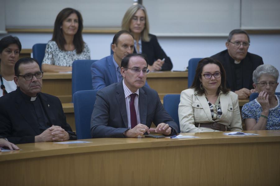 Momento de la conferencia del Obispo de Málaga, Jesús Catalá, en el Instituto Internacional San Telmo