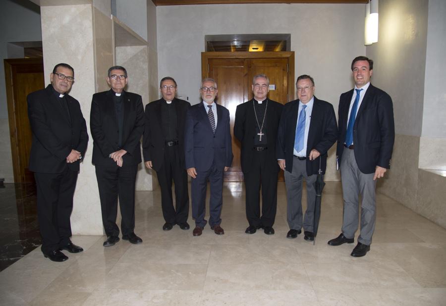 Asistentes a la conferencia del Obispo de Málaga, Jesús Catalá, en el Instituto Internacional San Telmo
