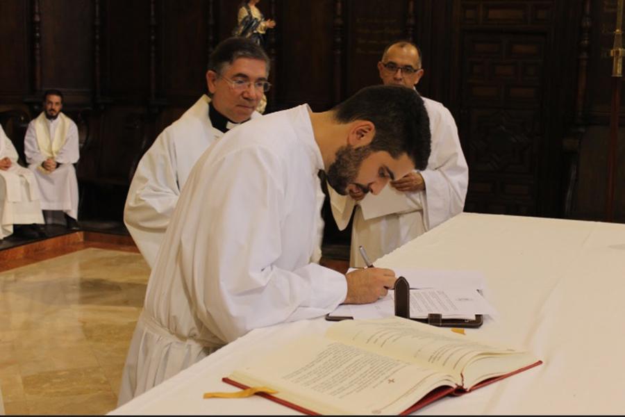  Profesión de fe y firma del celibato y la obediencia al Obispo, acto previo a la ordenación