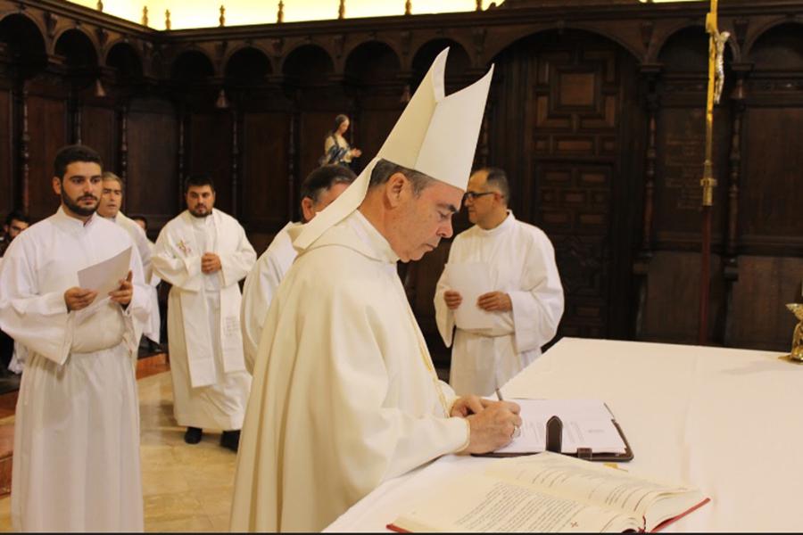  Profesión de fe y firma del celibato y la obediencia al Obispo, acto previo a la ordenación