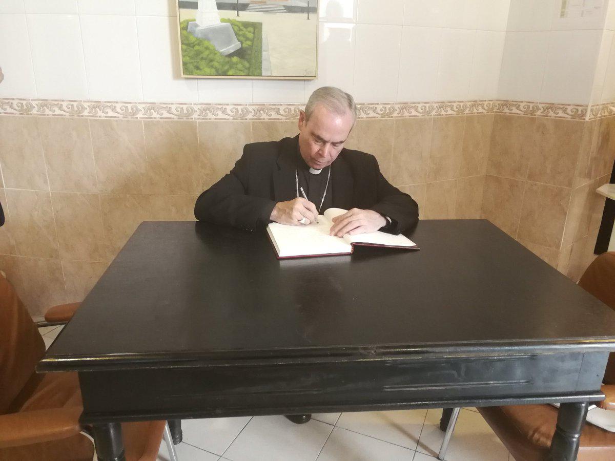 D. Jesús firmó en el Libro de Oro de la parroquia castrense de la Inmaculada Concepción de Melilla // M. RUBIALES