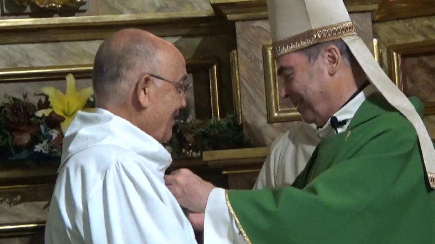 El Obispo impuso la Medalla Pro Ecclesia Malacitana al acólito lector de la parroquia de San Agustín, Antonio Guerrero // M. RUBIALES