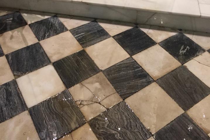 Suelo de la iglesia de Carratraca