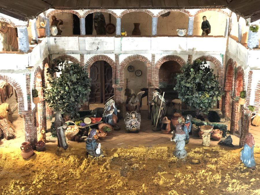 Belén de las cofradías del convento San Francisco de Vélez-Málaga, con el portal en una miniatura del claustro del mismo