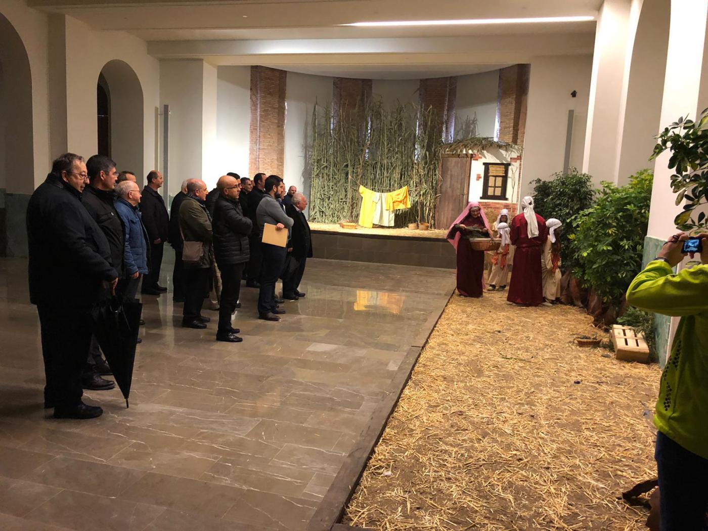 Sacerdotes diocesanos, ante una de las escenas del Belén