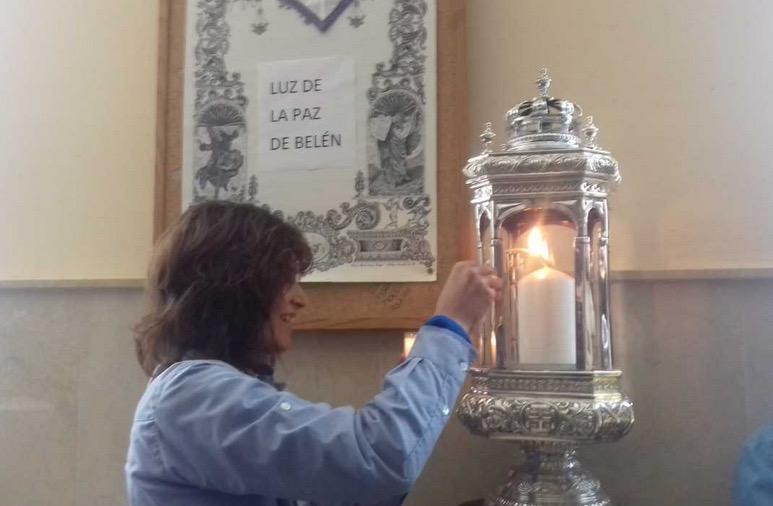 La Luz de la Paz de Belén, en la casa hermandad del Sepulcro
