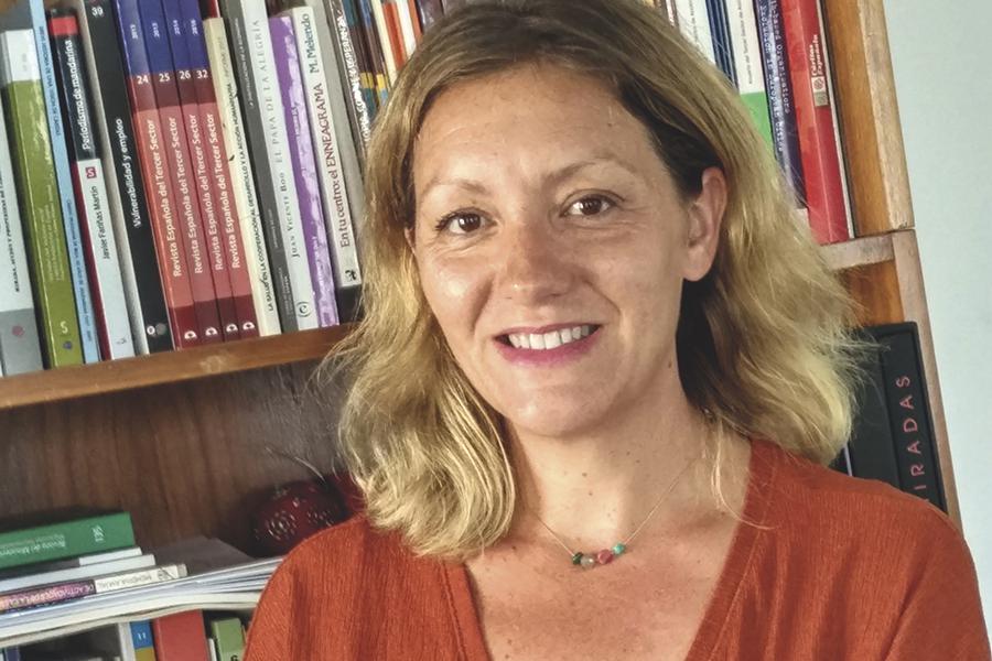 Natalia Peiro: «La mayoría de migrantes no viene en pateras, viene por los aeropuertos»