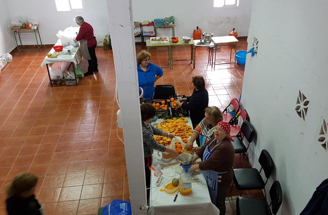 Feligresas de la parroquia de Totalán, preparando comida para los voluntarios en el rescate de Julen
