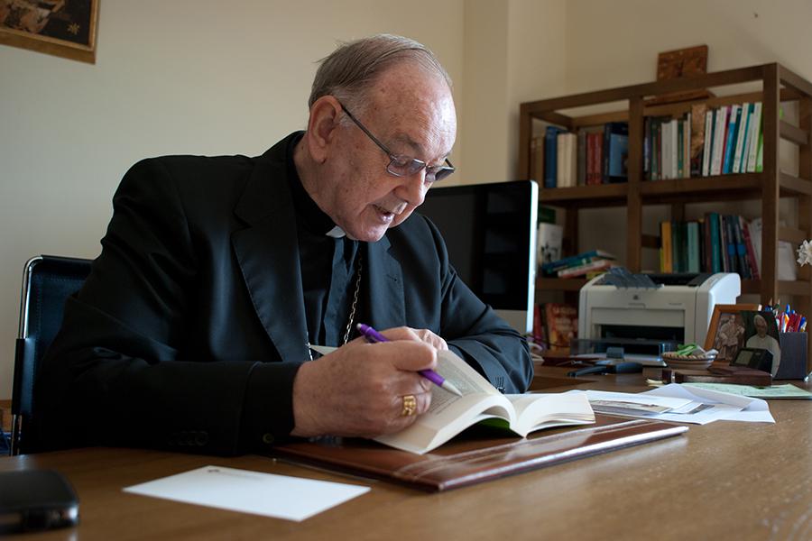 El cardenal Fernando Sebastián, en su despacho // F. HERNÁNDEZ