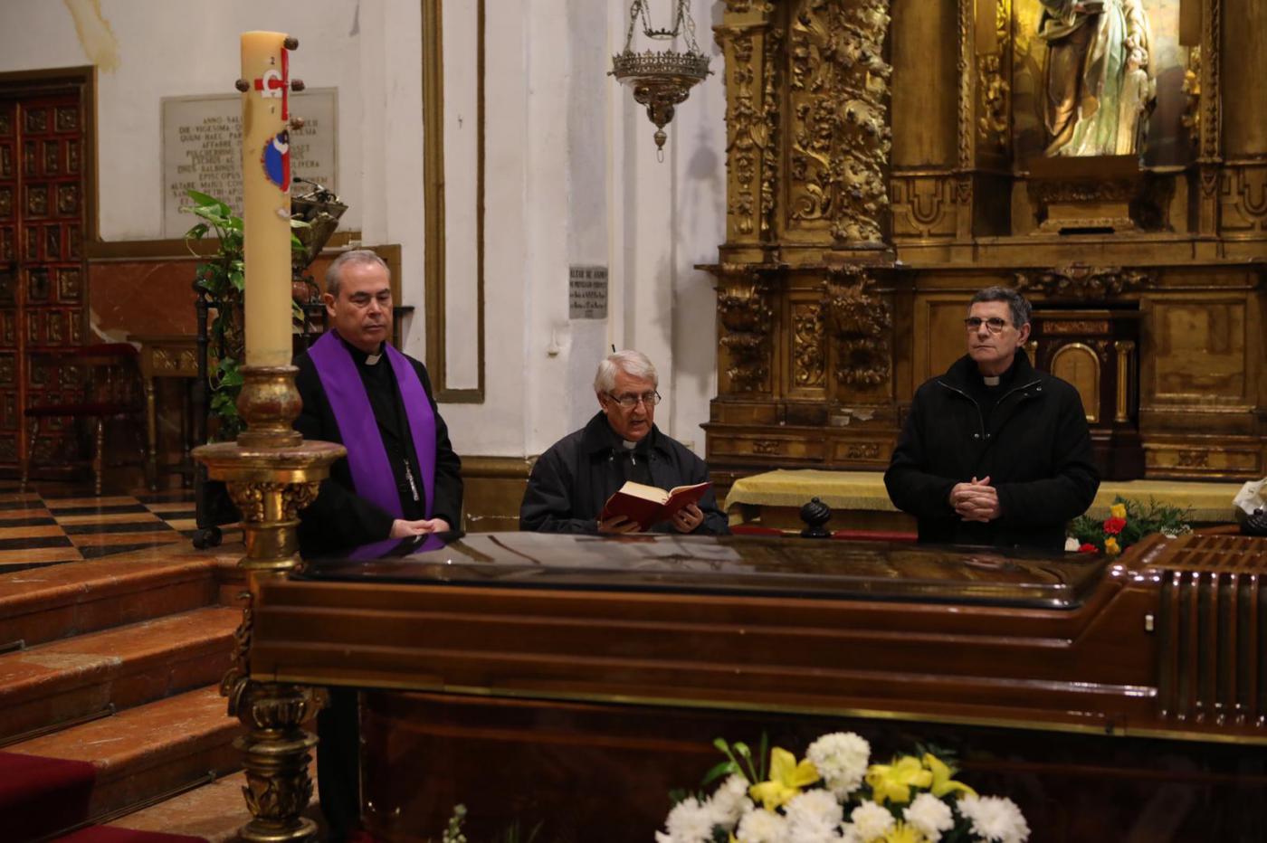 El Obispo de Málaga, durante el responso por el cardenal Fernando Sebastián // S. FENOSA