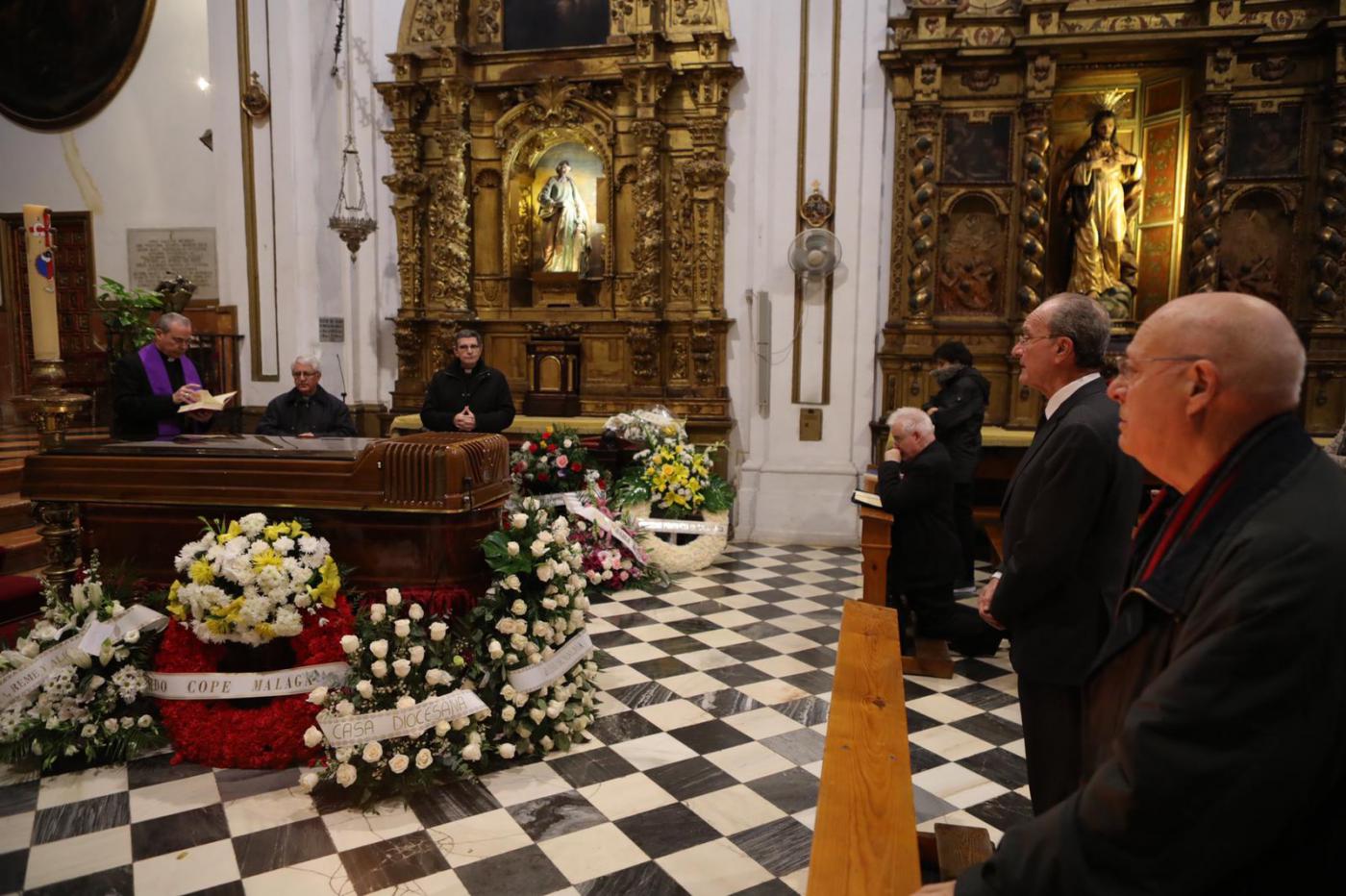 El Obispo de Málaga, durante el responso por el cardenal Fernando Sebastián // S. FENOSA