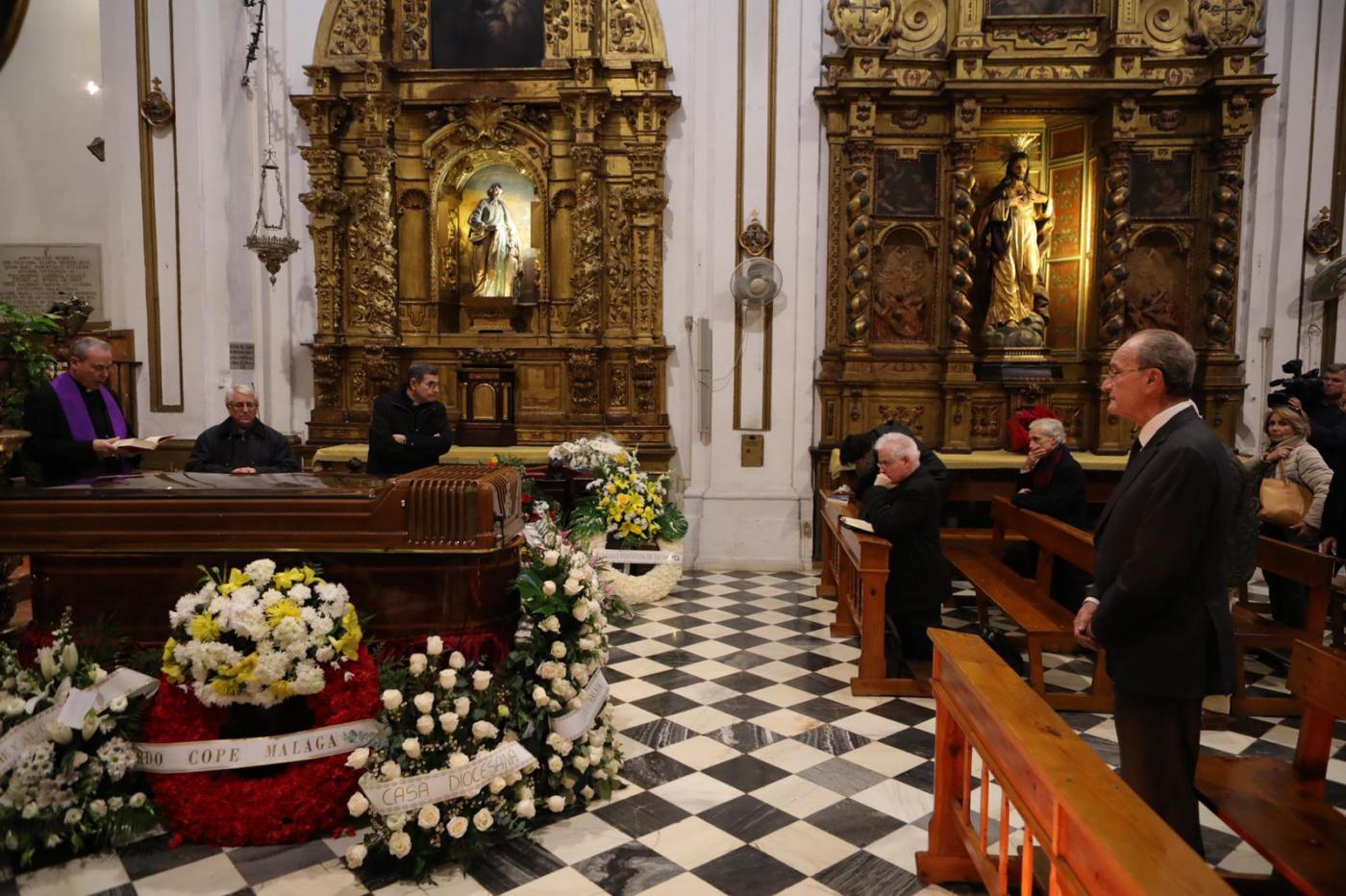 El Obispo de Málaga, durante el responso por el cardenal Fernando Sebastián // S. FENOSA