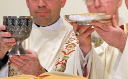 ¿Sabías que sólo el sacerdote o el diácono pueden elevar el cáliz al final de la plegaria eucarística?