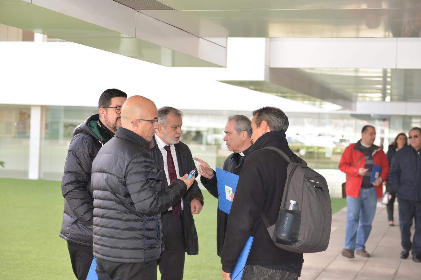El Obispo de Málaga, junto al vicario general Antonio Coronado, arciprestes y canonistas de la Diócesis de Málaga // Secr. Medios Arzobispado de Granada