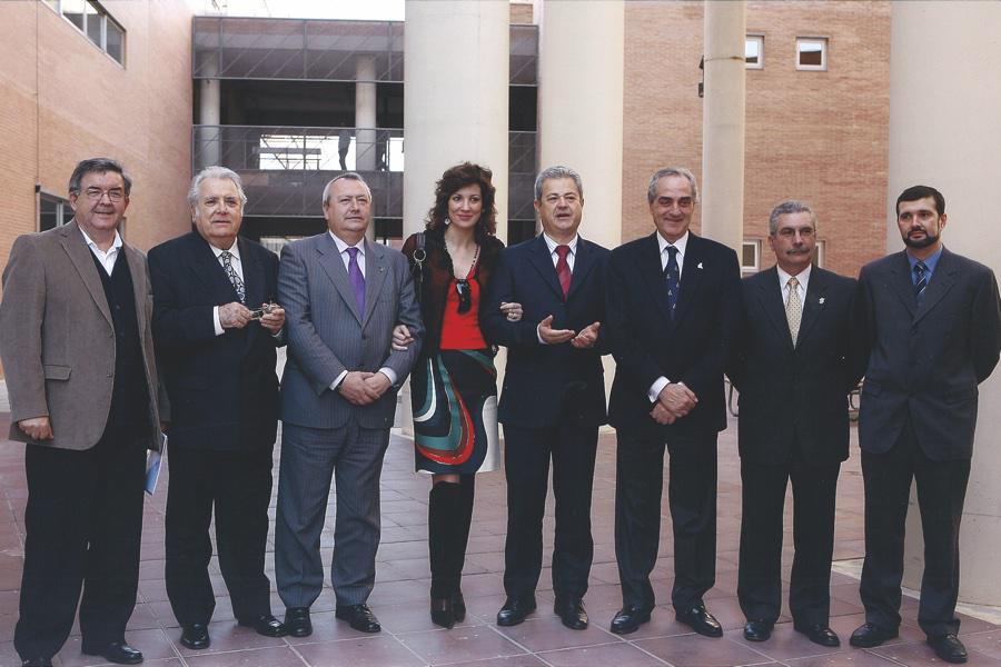 Anselmo Ruiz, primero por la izquierda, junto al resto de premiados y representantes de la Junta de Andalucía, al recibir la medalla a Cáritas Málaga en 2007