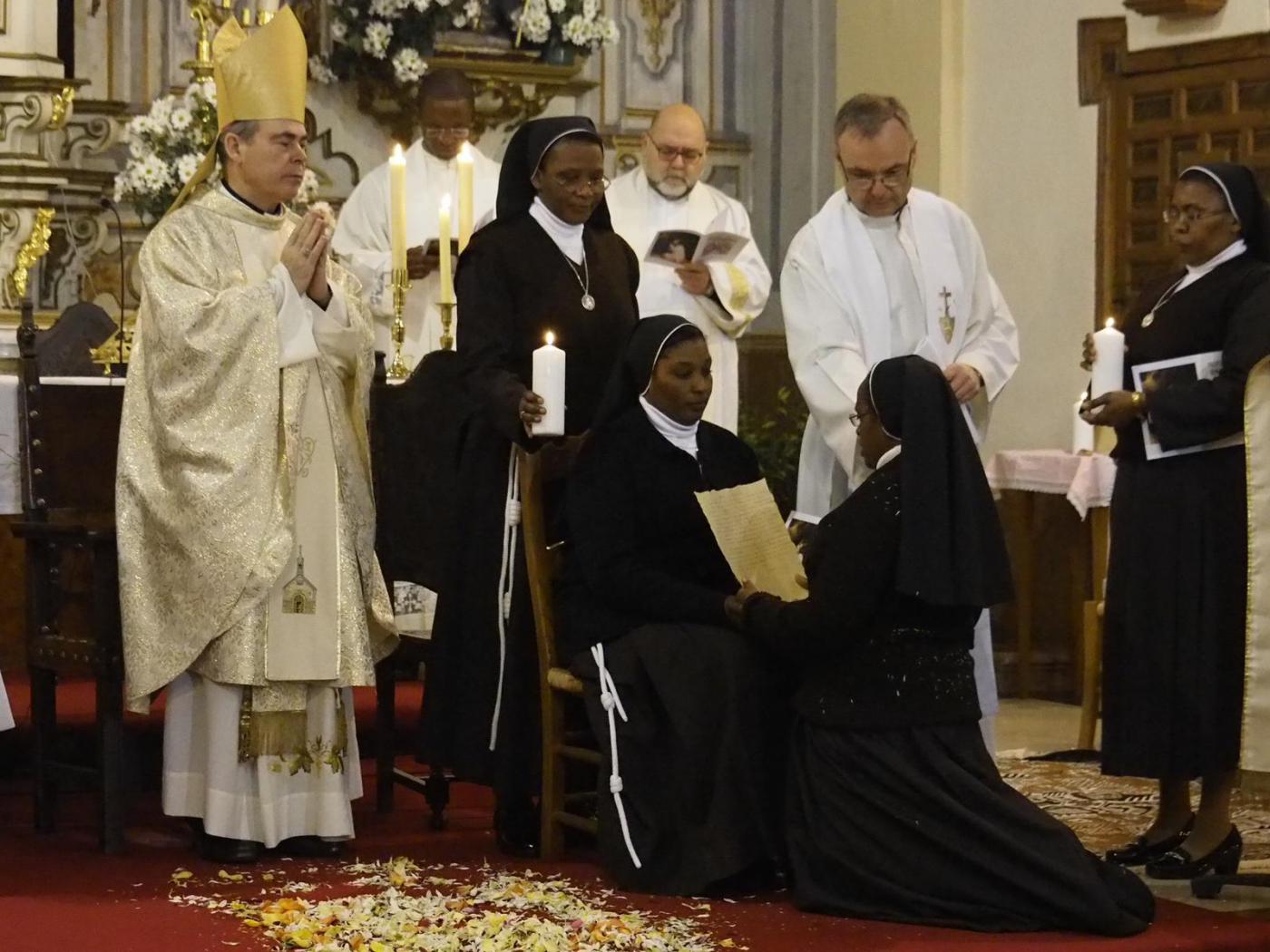 Profesión solemne de Sor Lucía Koki Mutinda en las Clarisas de Antequera