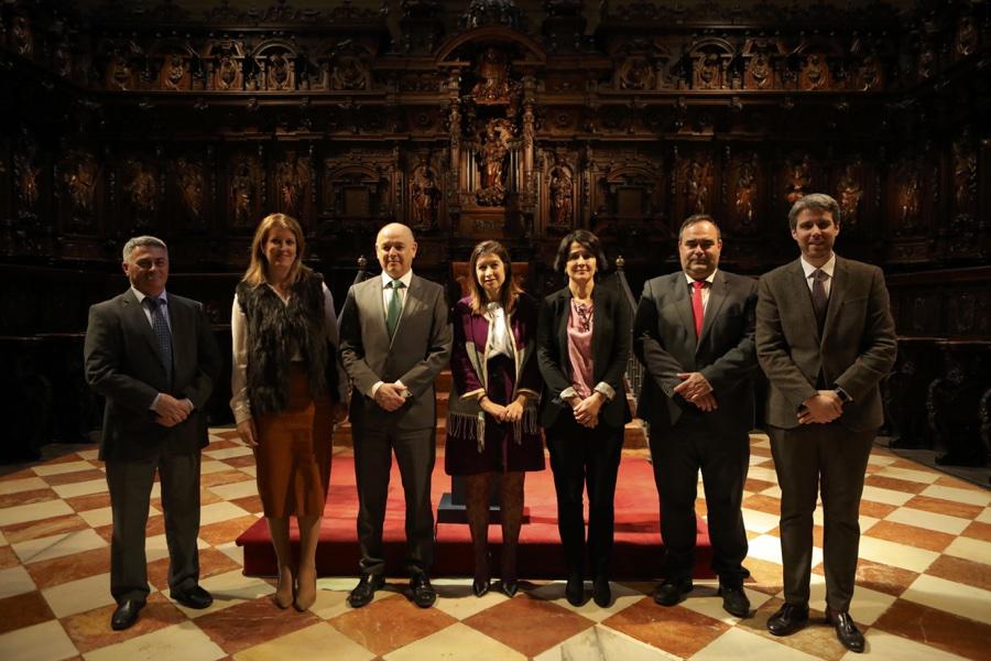 Organizadores y patrocinadores de la exposición "Pedro de Mena, granatensis malacae", junto a la delegada de Cultura, Carmen Casero // S. FENOSA