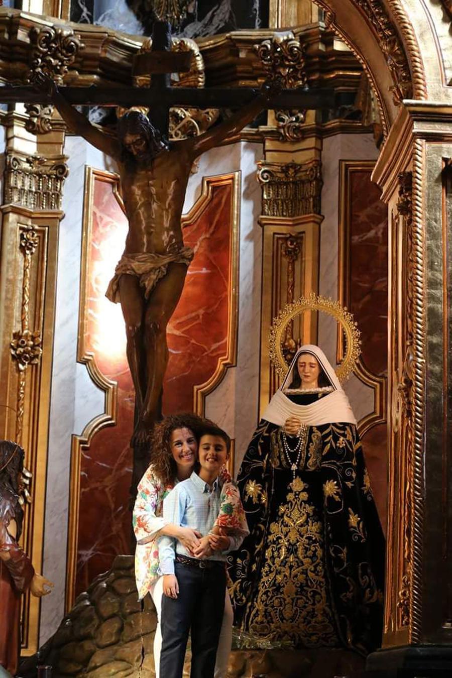 Pablo Rodríguez de la Cruz, Pregonero Infantil de la Semana Santa de Málaga 2019, junto a su madre, Virginia de la Cruz y los titulares de la Cofradía de Mena