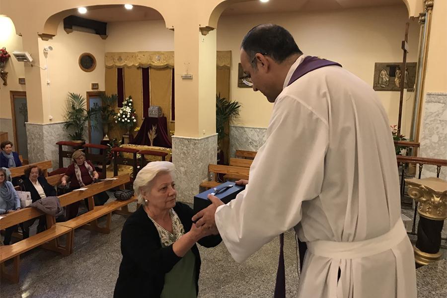 El arcipreste de Fuengirola-Torremolinos distribuye los Santos Óleos a representantes de las 15 parroquias del arciprestazgo