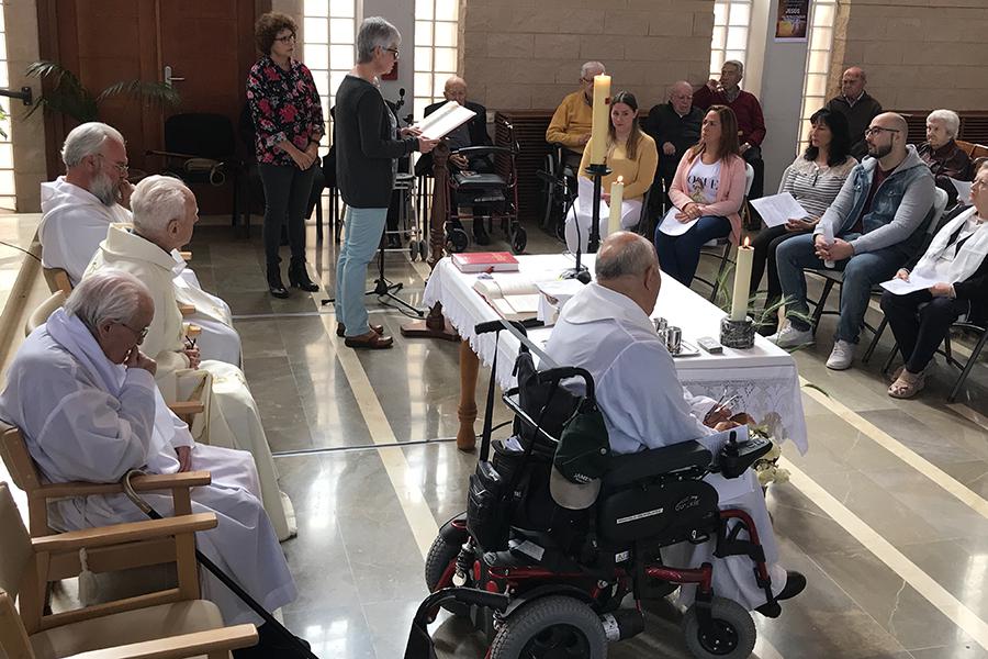 D. Ramón Buxarrais confirma a 10 adultos en El Buen Samaritano // P. FUENTES