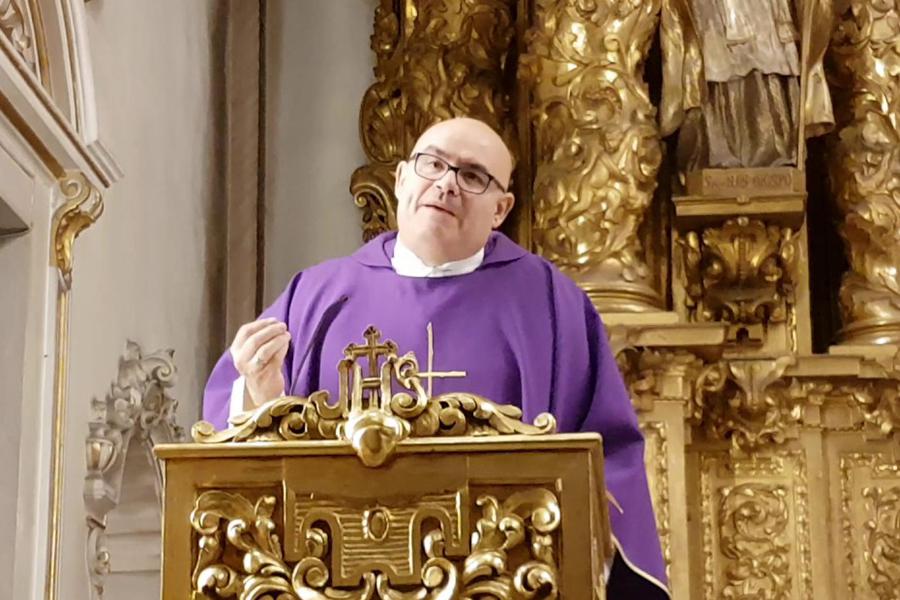 Charla pascual del autor de "La sotana metálica" en Málaga