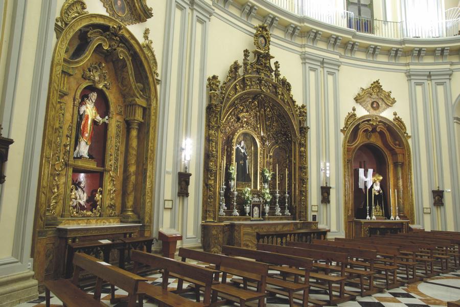 Imagen de San Felipe Neri (izquierda) y Mª Santísima de los Dolores de la orden tercera de Servitas, en la capilla central, que se venera en la parroquia de la Santa Cruz y San Felipe Neri