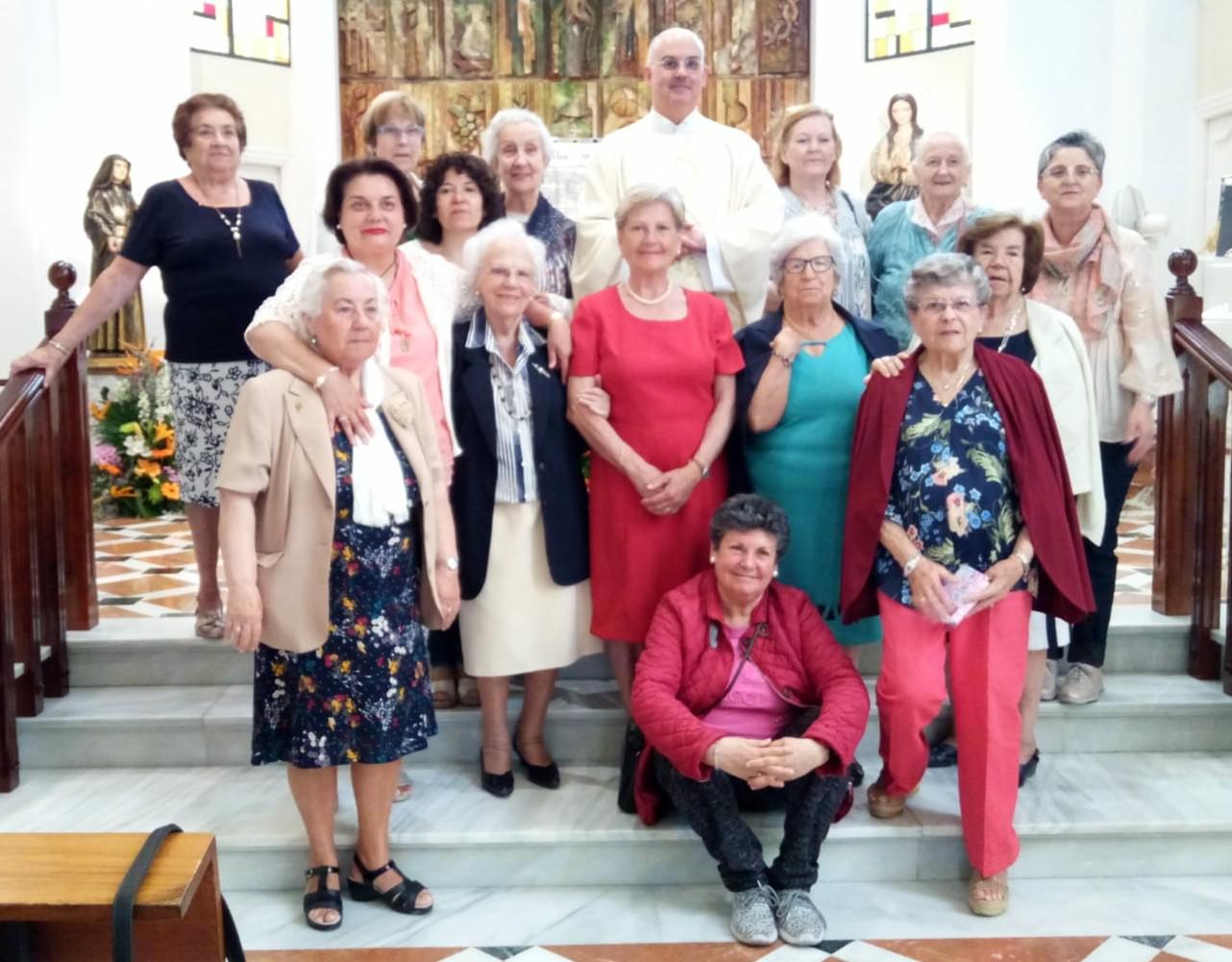 Miembros de ANFE, junto a su consiliario diocesano