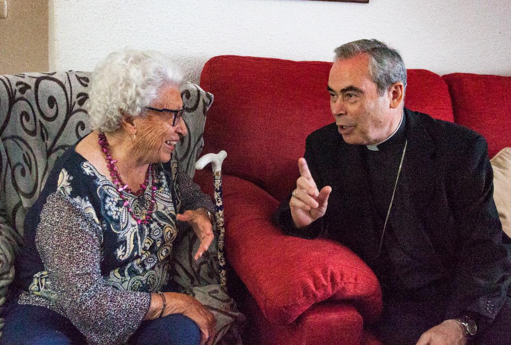 Encuentro con enfermos dentro de la Visita pastoral del Obispo de Málaga, Jesús Catalá, a la parroquia Virgen Madre en Nueva Andalucía (Marbella) // E. GONZÁLEZ GUERRERO