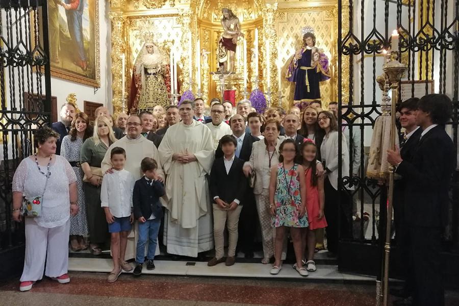 Grupo de confirmandos de la Cofradía de la Columna, junto al vicario general José A. Sánchez, el párroco Felipe Reina y el diácono Rafael Carmona