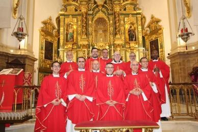 Sacerdotes concelebrantes en la fiesta de san Bernabé en la parroquia de la Encarnación de Marbella