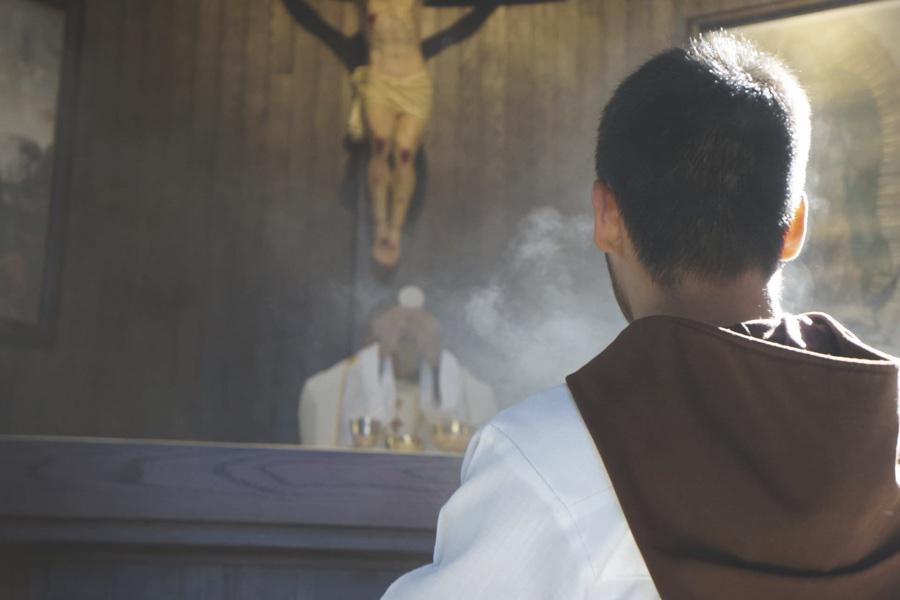 ¿Sabías que si se utiliza el incienso hay que incensar la hostia y el cáliz?