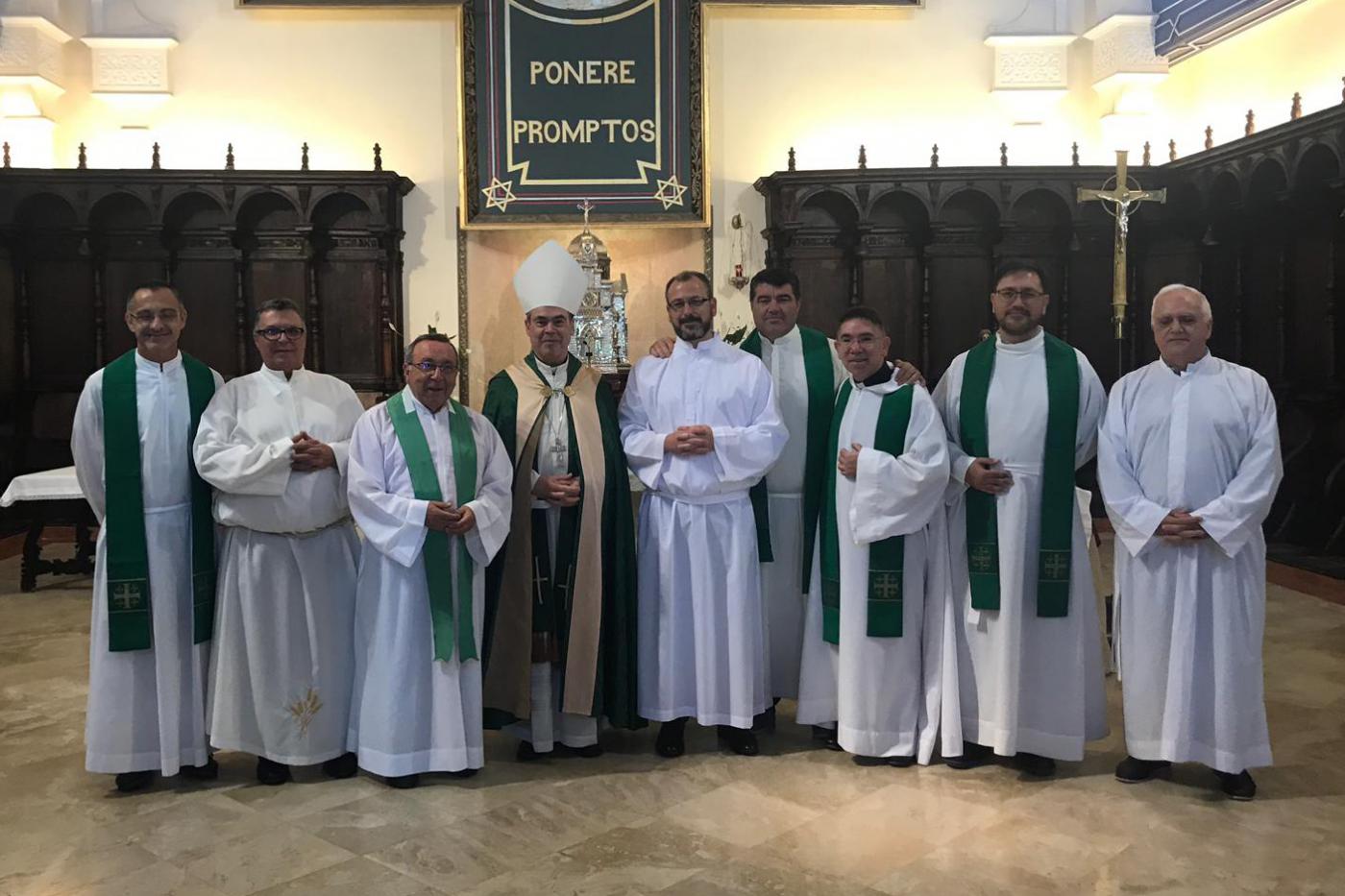 Foto de familia tras la celebración del rito de admisión a órdenes