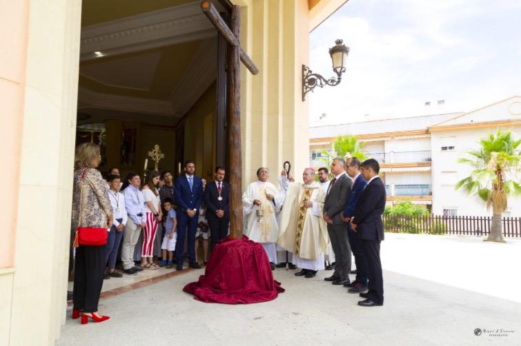 Bendición de la Cruz donada por la hermandad del Carmen de la Visita Pastoral de D. Jesús Catalá a la parroquia del Carmen de Estepona