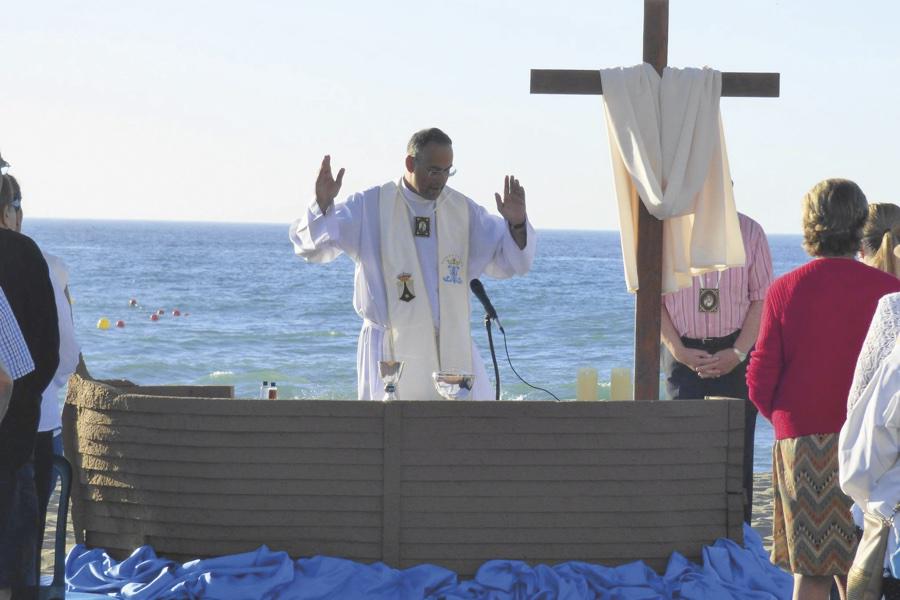 Misa en la playa tras el Rosario de la Aurora con la Virgen del Carmen que organiza la parroquia de Los Boliches